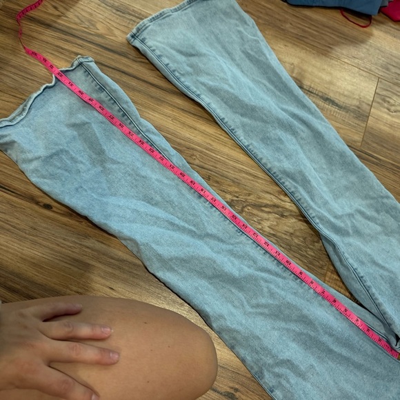 Abercrombie & Fitch Curve Love Ultra High Rise Flare Jean - Picture 7 of 9